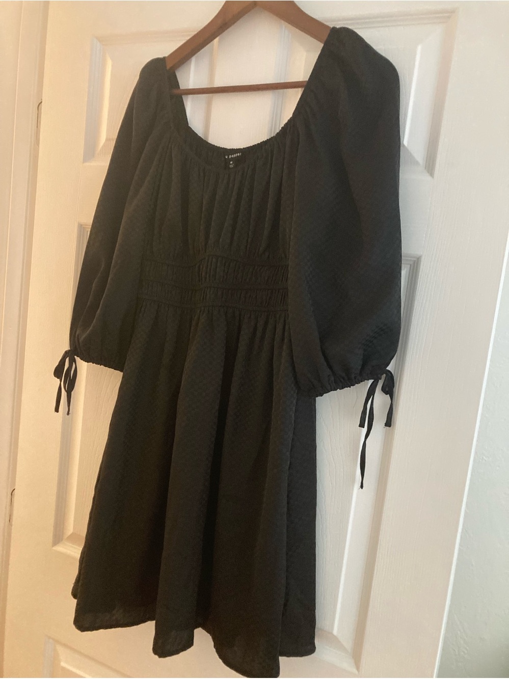 Blu Pepper medium EUC Black Puff Sleeve Midi Dress